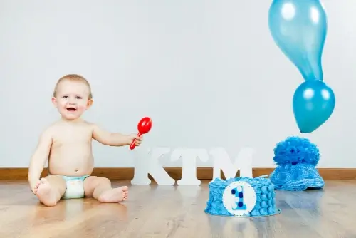 Bébé rieur devant un décor de fête – séance photo joyeuse à Cergy