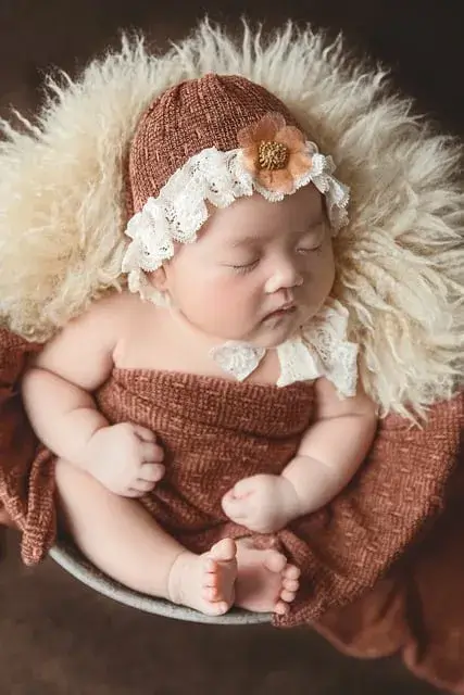 bebe-emmaillotage-posing-studio-photo-cergy-sahima-photographe