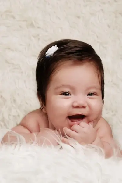bébé qui sourit, au studio de photographie Sahima à Cergy