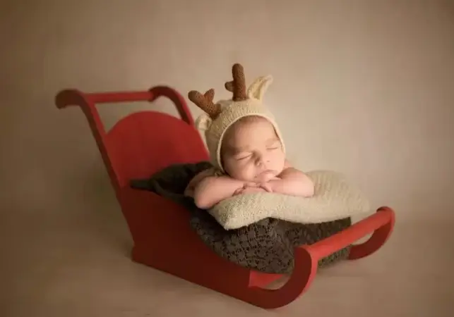 Souvenir d’un moment à partager entre un traineau et un bébé– studio photo à Cergy.