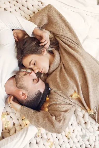 Couple amoureux capté par l'objectif instant intime et fort au studio photo