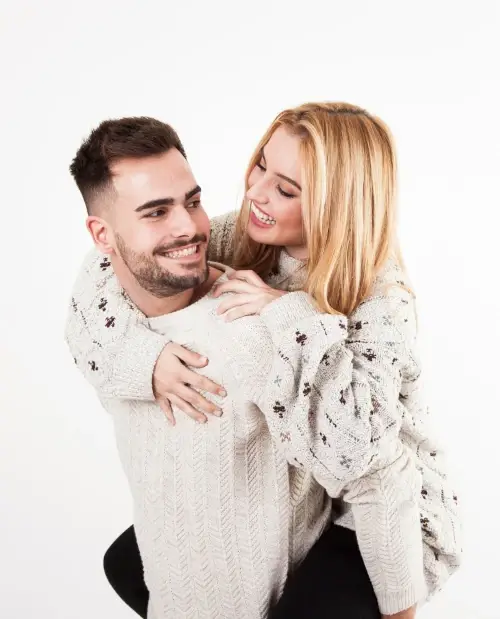 Photo d'un couple amoureux avec rire moment à deux