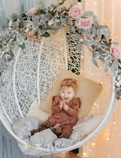 Un regard, un sourire, une histoire d'un bébé joyeux avec décor