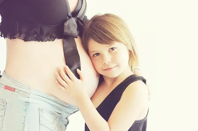 femme-enceinte-fillette-tendresse-studio-photo-cergy-sahima-photographe