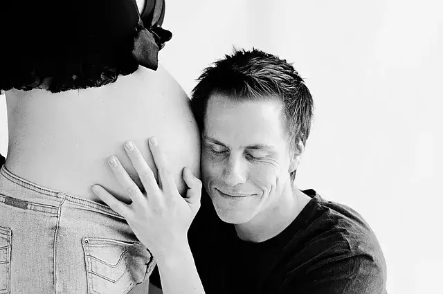 femme-enceinte-mari-studio-photo-cergy-sahima-photographe