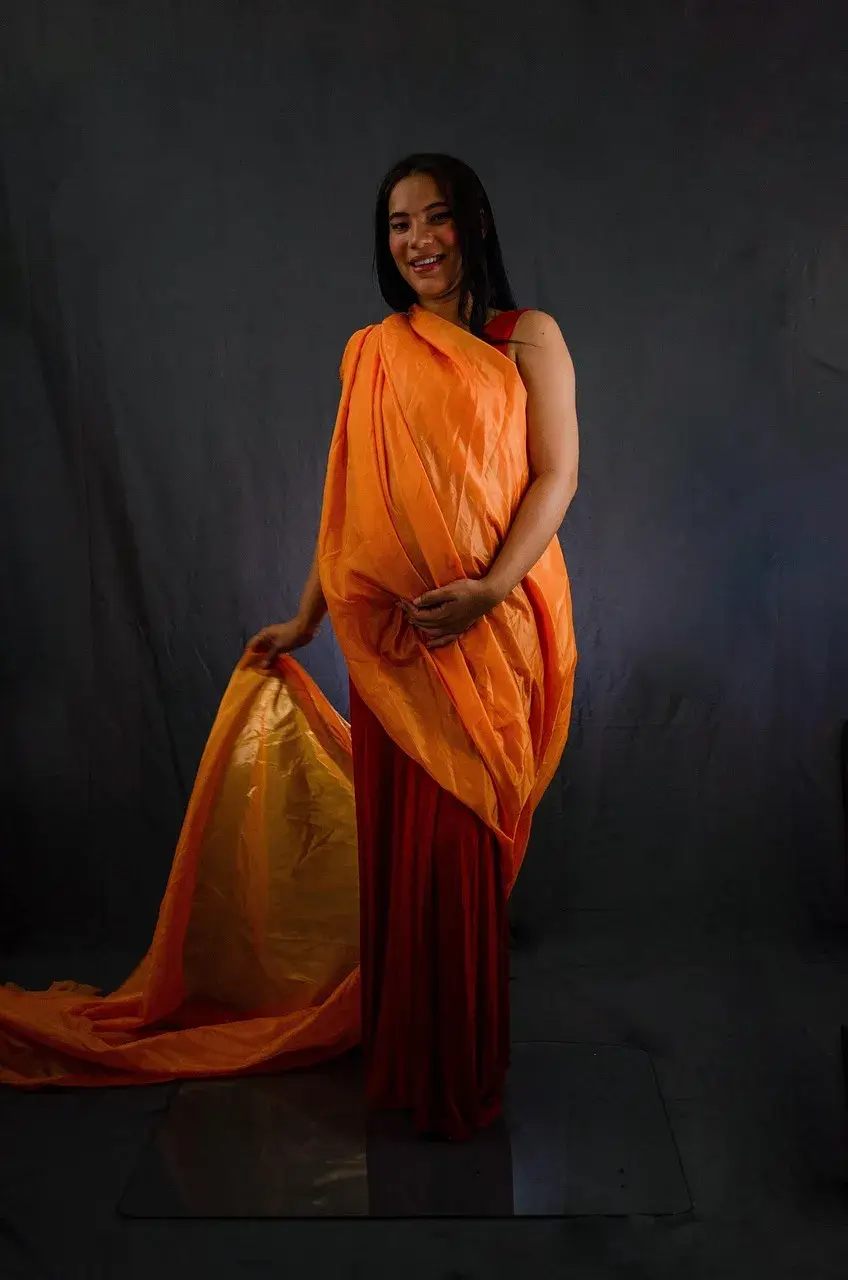 femme-enceinte-tenue-couleur-studio-photo-cergy-sahima-photographe