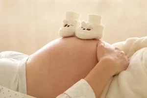 Immortaliser la beauté de la grossesse avec délicatesse et des petits chaussons de bébé