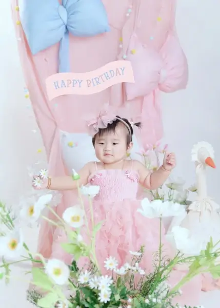 Célébration joyeuse d’un premier anniversaire en photo à Cergy avec décor et habits de fête