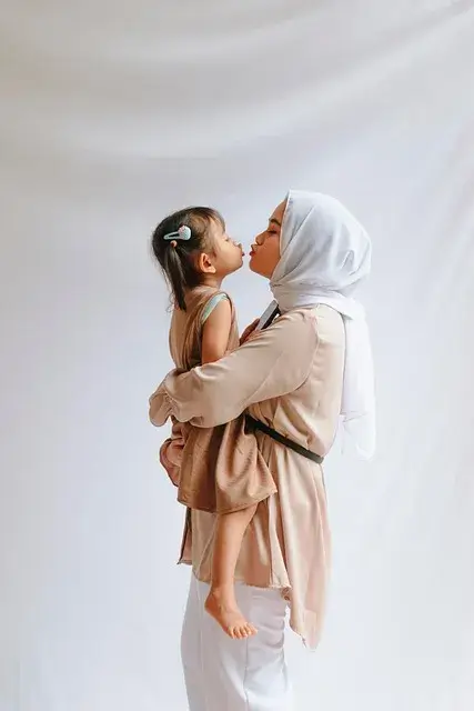 maman-bebe-sourire-tendresse-studio-photo-cergy-sahima-photographe