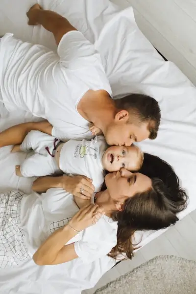 Photo naturelle de famille avec bébé au milieu – authenticité et émotion.