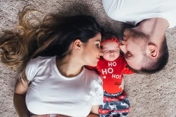 Liens familiaux forts immortalisés en photo à Cergy – Sahima Studio.