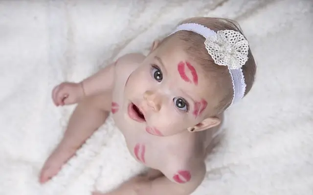 photo-bebe-bisou-partout-studio-cergy-sahima-photography