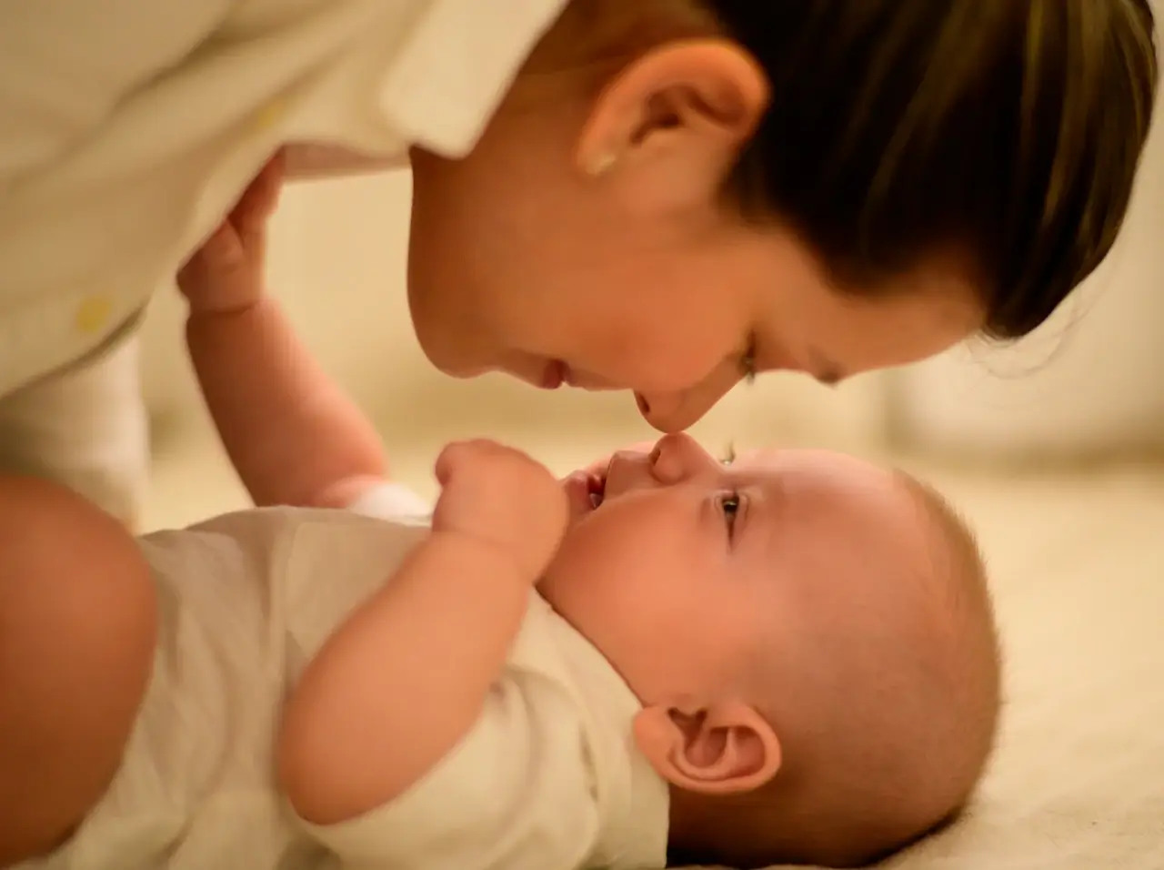 Amour et simplicité entre maman et bébé – photo couple ou famille Sahima Studio.
