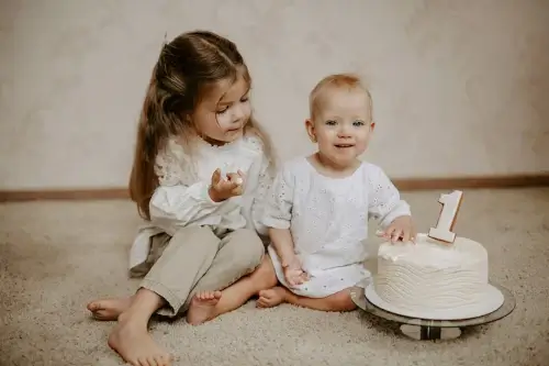 Amour et simplicité dans la fratrie lors de l anniversaire du bébé de 1 an
