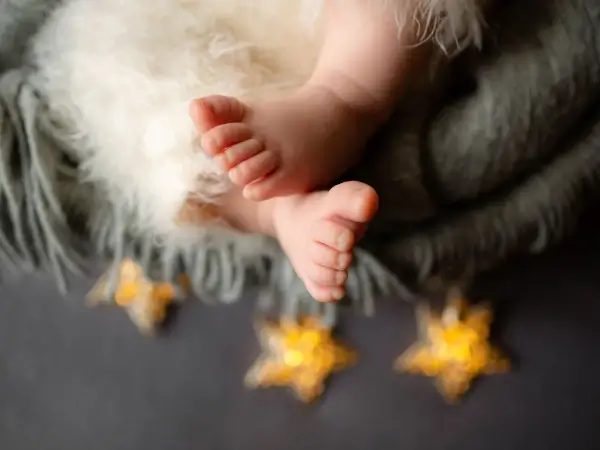 petits pieds d'un bébé avec des étoiles aux premiers jours de vie